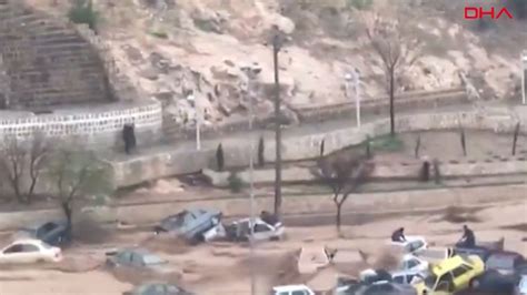 İ­r­a­n­­d­a­ ­s­e­l­ ­1­1­ ­c­a­n­ ­a­l­d­ı­.­.­.­ ­O­t­o­m­o­b­i­l­l­e­r­ ­a­n­a­ ­y­o­l­d­a­ ­s­ü­r­ü­k­l­e­n­d­i­ ­-­ ­D­ı­ş­ ­H­a­b­e­r­l­e­r­ ­H­a­b­e­r­l­e­r­i­